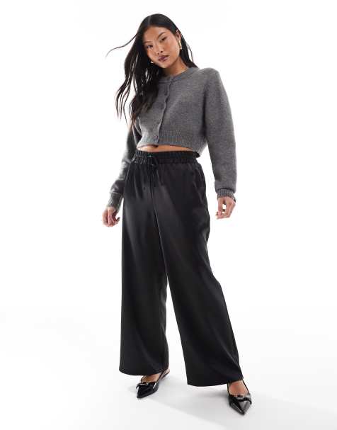 Miss Selfridge Petite - Satijnen broek met wijde pijpen in zwart - view 1