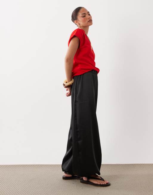 Miss Selfridge Petite satin ballonbukser i sort, 2 af 5