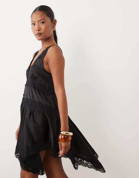 Miss Selfridge Petite Satin-Kleid mit Spitzeneinsatz und Zipfelsaum in Schwarz - view 1