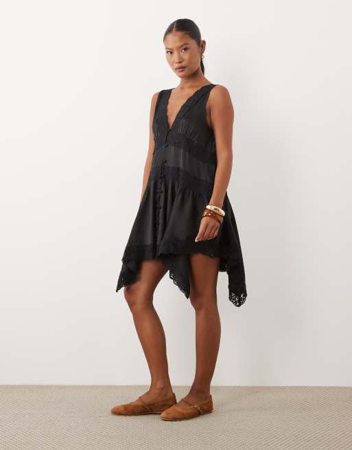 Miss Selfridge Petite Satin-Kleid mit Spitzeneinsatz und Zipfelsaum in Schwarz, 2 von 4