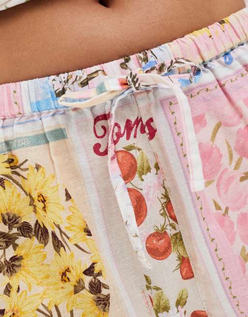 Miss Selfridge Petite shorts in postcard print, 3 of 5