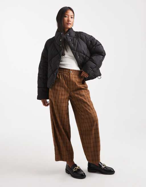 Miss Selfridge Petite - Sort oversized cropped dynejakke med ståkrave og vatteringer, 2 af 4