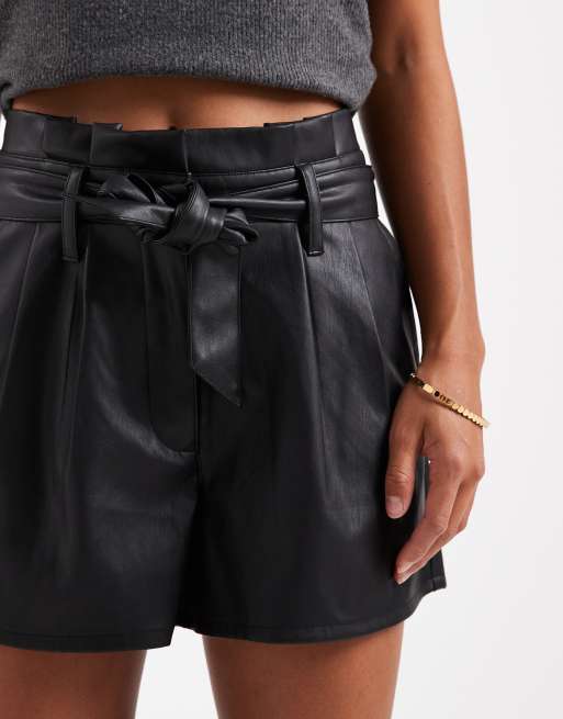 Miss Selfridge Petite - Sorte shorts med bælte i imiteret læder, 5 af 5