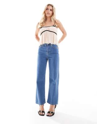 Miss Selfridge Petite - Straight Jeans in heller Waschung mit herzförmigen Taschen-Blau