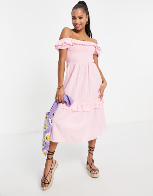 Miss Selfridge Petite – Strukturiertes, gesmoktes Midikleid in Rosa mit Rüschenverzierung