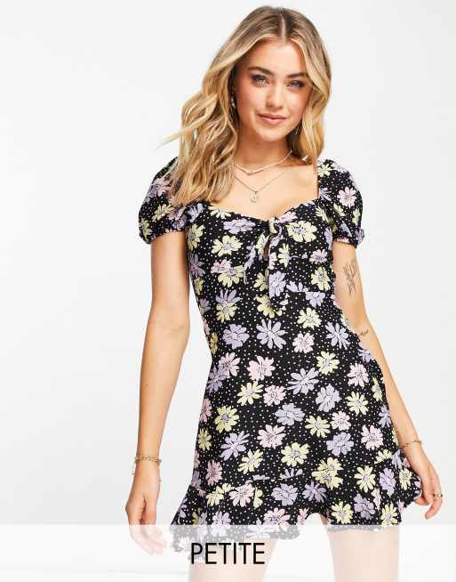 Miss Selfridge Petite – Sukienka z kokardą wiązaną na przodzie i wzorem w kropki i kolorowe kwiaty								