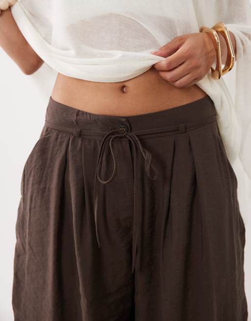 Miss Selfridge Petite tailored fluid balloon trouser in chocolate, 3 of 5