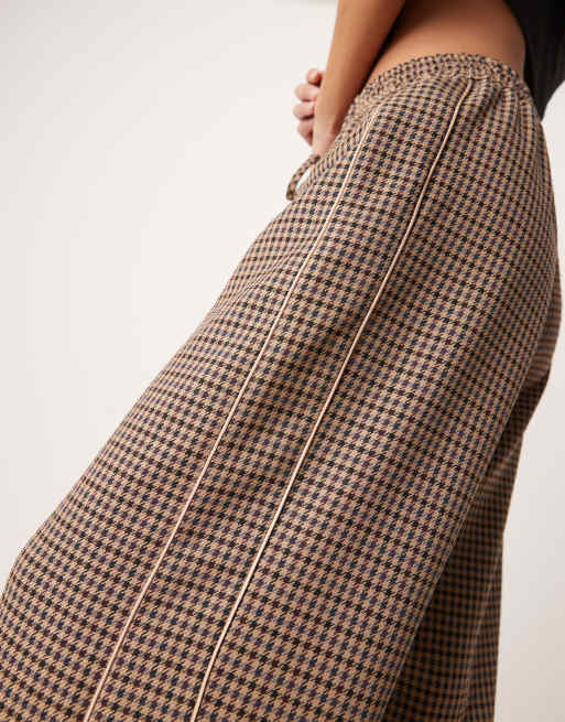 Miss Selfridge Petite tailored pull on trousers in brown check, 3 of 5