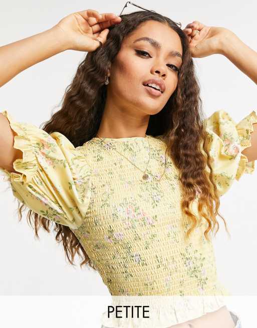 Miss Selfridge Petite - Top met gesmokt lijfje en fijne print in geel