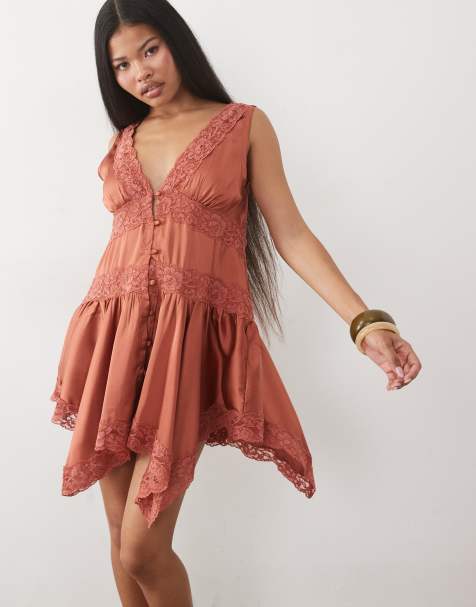 Miss Selfridge Petite - vestido mini de satén boho con inserciones de encaje y bajo asimétrico en color óxido - view 1