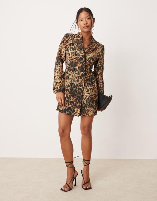 Miss Selfridge Petite Vestito blazer taglio lungo con stampa animalier ASOS