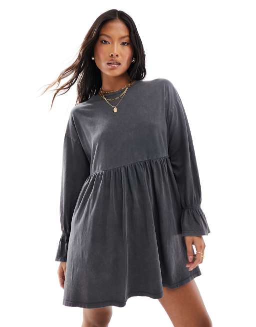 Miss Selfridge Petite - Vestito grembiule corto a maniche lunghe nero slavato con volant