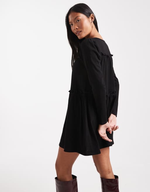 Miss Selfridge Petite - Vestito grembiule corto con volant nero, 2 di 4
