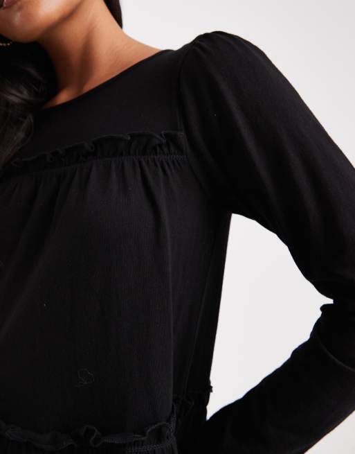 Miss Selfridge Petite - Vestito grembiule corto con volant nero, 3 di 4