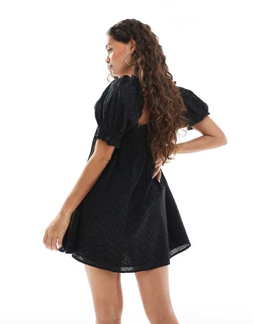 Miss Selfridge Petite Vestito grembiule in pizzo sangallo nero