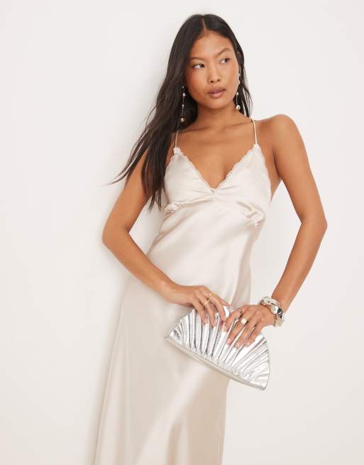 Miss Selfridge Petite - Vestito lungo in raso color avorio con inserto in pizzo