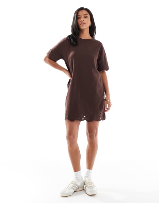 Miss Selfridge Petite - Vestito T-shirt color cioccolato con cut-out sull'orlo
