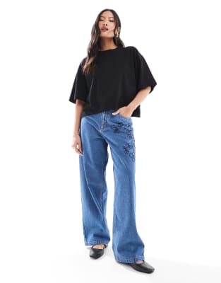 Miss Selfridge Petite - Weite Jeans in blauer Waschung mit Blumenstickerei