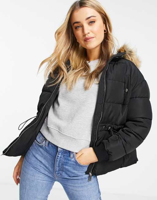 Miss Selfridge - Piumino nero stretto in vita con cordino e cappuccio in pelliccia sintetica