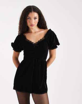 Miss Selfridge - Playsuit aus Samt in Schwarz mit Puffärmeln