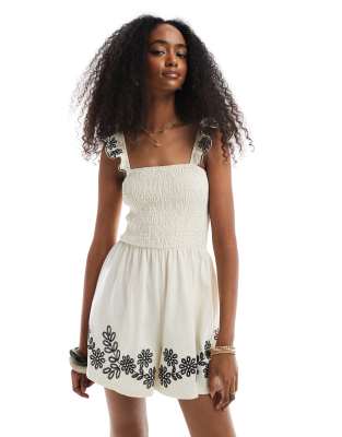 Miss Selfridge - Playsuit in Creme mit Rüschenärmeln und Stickerei-Weiß