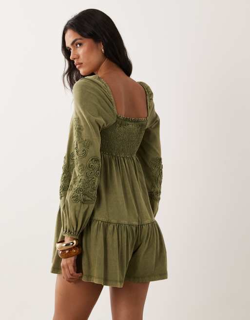Miss Selfridge Playsuit mit langen Ärmeln und Stickerei in Oliv, 4 von 4