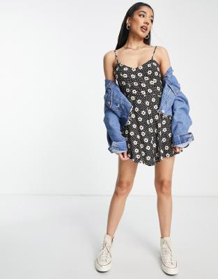 Miss Selfridge - Playsuit mit Riemchenträgern mit Herz-Gänseblümchendruck in Schwarz-Weiß