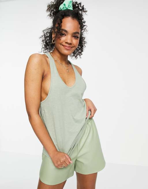 Miss Selfridge – Podkoszulek bez rękawów, z głębokimi wycięciami pod pachami w kolorze khaki 