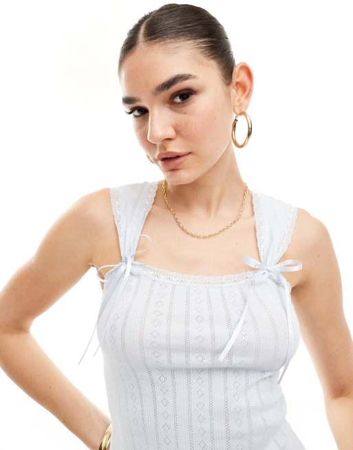 Miss Selfridge – Pointelle-Oberteil in Babyblau mit Bindeschleifen