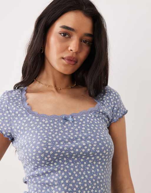 Miss Selfridge – Pointelle-T-Shirt in Blau mit Blümchenmuster, eckigem Ausschnitt und Spitzenborte, 2 von 4