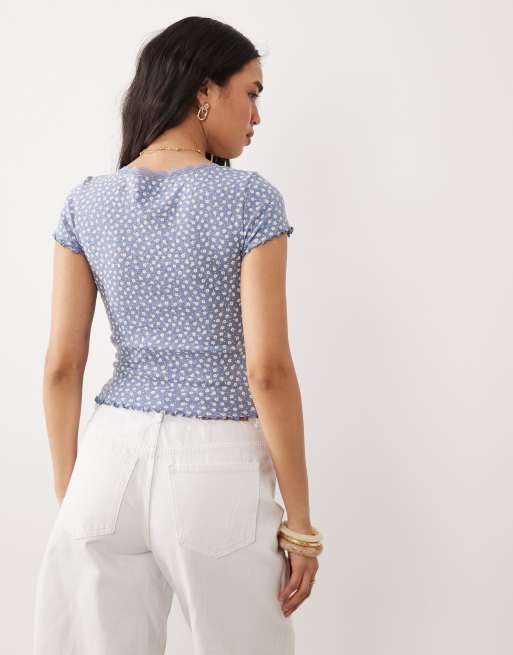 Miss Selfridge – Pointelle-T-Shirt in Blau mit Blümchenmuster, eckigem Ausschnitt und Spitzenborte, 4 von 4