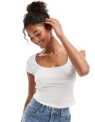 Miss Selfridge - Pointelle-T-Shirt in Weiß mit eckigem Ausschnitt und Spitzenbesatz-Bunt