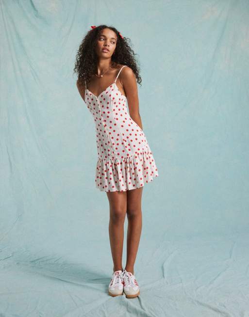 Miss Selfridge - Polkaprikket mini-sundress med stropper og gennemgående knapper i cremehvid