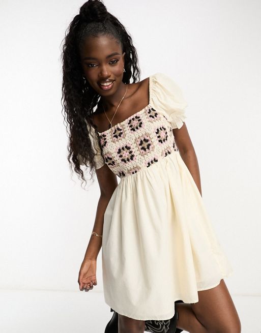 Miss Selfridge – Popelinowa sukienka mini w kolorze kości słoniowej z szydełkowaną górą 