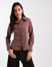 Miss Selfridge - Chemise ajustée en popeline à rayures - Marron
