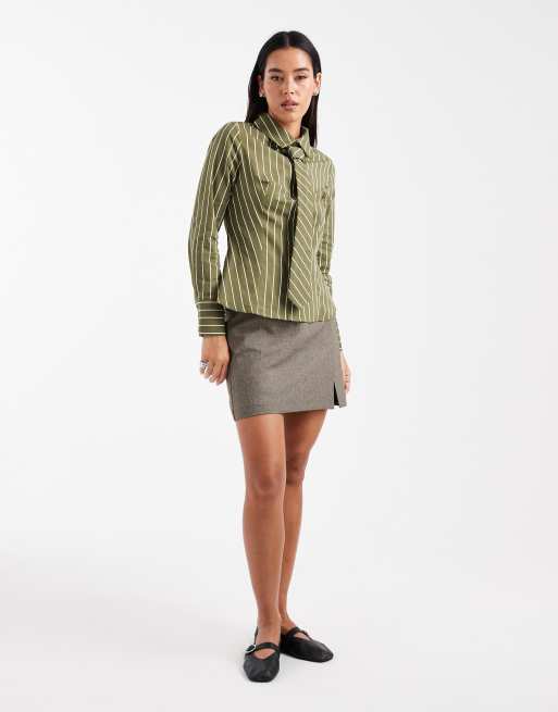 Miss Selfridge poplin fitted shirt with tie in olive, 3 of 4