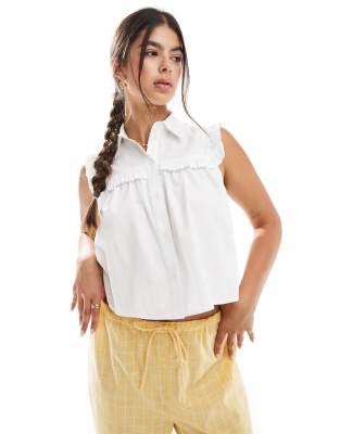 poplin sleeveless ruffle shirt in white