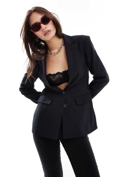Miss Selfridge - Power - Blazer nero con spalline imbottite - view 1