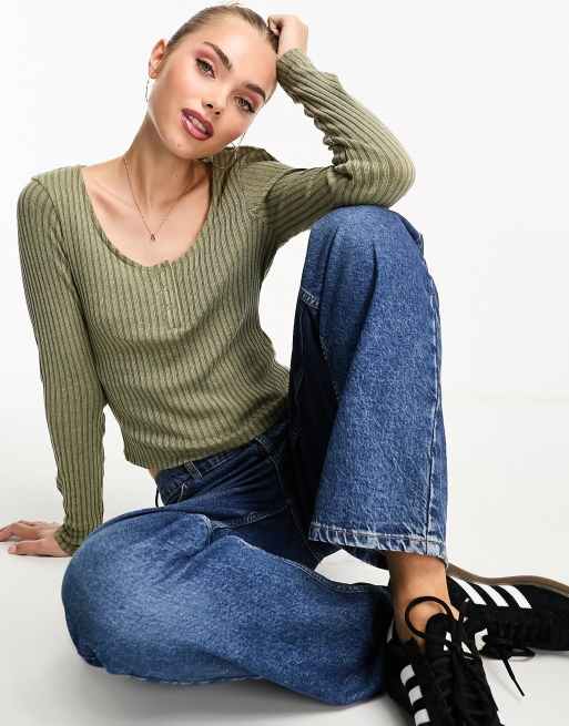 Miss Selfridge – Prążkowany top z dekoltem w łódkę i zapięciem na zatrzaski w kolorze khaki
