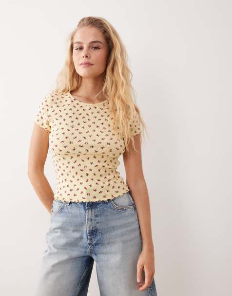 Miss Selfridge – Prążkowany żółty T-shirt z krótkimi rękawami i karbowanym brzegiem w drobny wzór - view 1