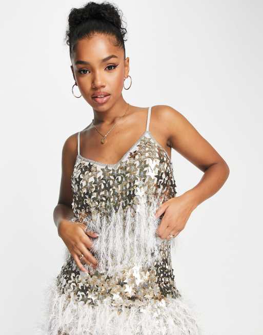 Miss Selfridge - Premium - Crop top d'ensemble de festival orné de sequins en forme d'étoiles avec bordure en plumes fantaisie - Doré
