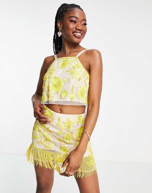 Miss Selfridge - Premium - Gul cami-top med blomsterudsmykning 