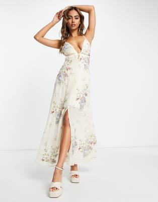 Miss Selfridge - Premium - Maxikleid in Elfenbeinweiß mit Blumenverzierung