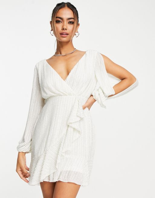 Miss Selfridge – Premium – Mini-Wickelkleid in Weiß mit Paillettenverzierung
