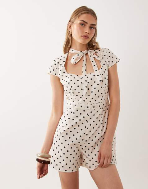 Miss Selfridge – Prickig playsuit med knytning vid halsen - view 1