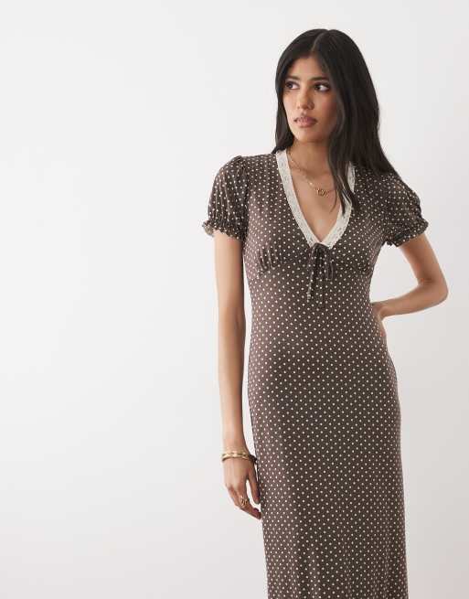 Miss Selfridge – Prickig tea-klänning i maxilängd med v-ringning och spetskant, 3 av 4
