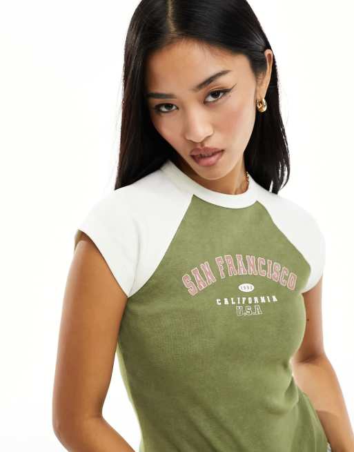 Miss Selfridge – Przylegający raglanowy top w kolorze khaki z efektem sprania i grafiką z napisem „San Francisco”