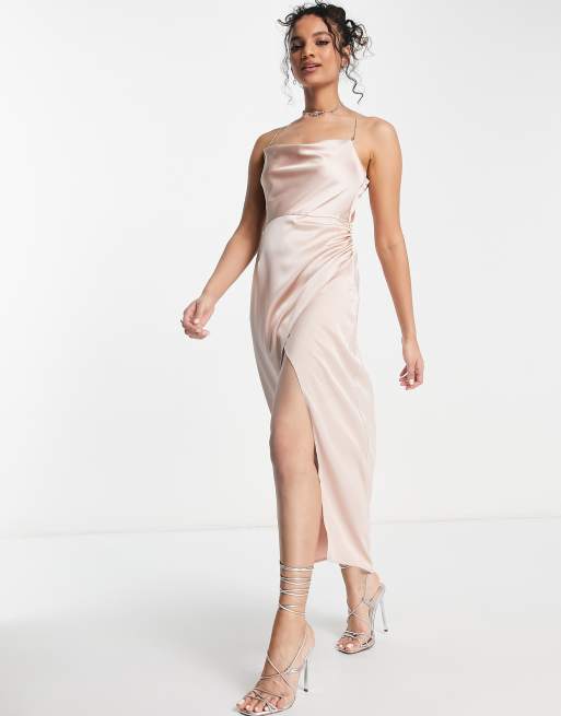 Miss Selfridge – Pudroworóżowa satynowa sukienka midaxi z drapowanym dekoltem i ramiączkami zdobionymi strasami