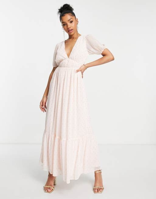 Miss Selfridge – Pudroworóżowa sukienka maxi z głębokim dekoltem w metaliczne kropki 