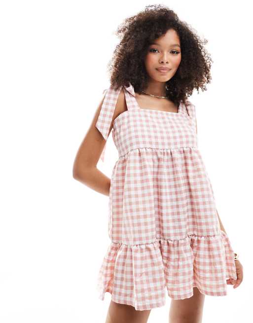Miss Selfridge – Pudroworóżowa warstwowa sukienka mini na wiązanych ramiączkach w kratkę vichy